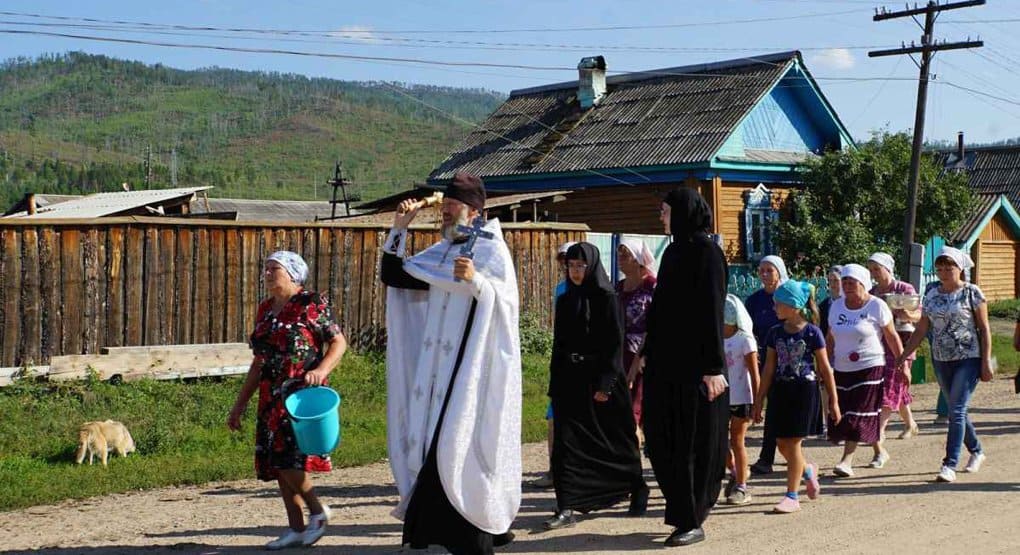 В бурятском селе люди вышли на крестный ход из-за роста смертности от онкологии