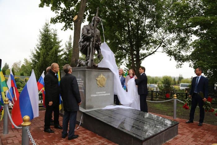 Под Орлом открыли памятник Солдату-Освободителю и увековечили память 100 красноармейцев