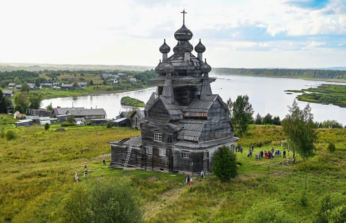 Патриарх Кирилл поблагодарил волонтеров, спасающих уникальные храмы Русского Севера