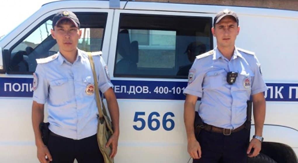 Астраханский полицейский спас на пожаре женщину и ее двухлетнюю дочь