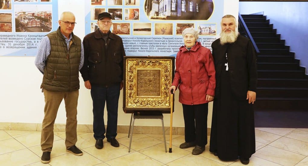 Пенсионерка передала Архангельской епархии икону из разоренного в годы гонений храма