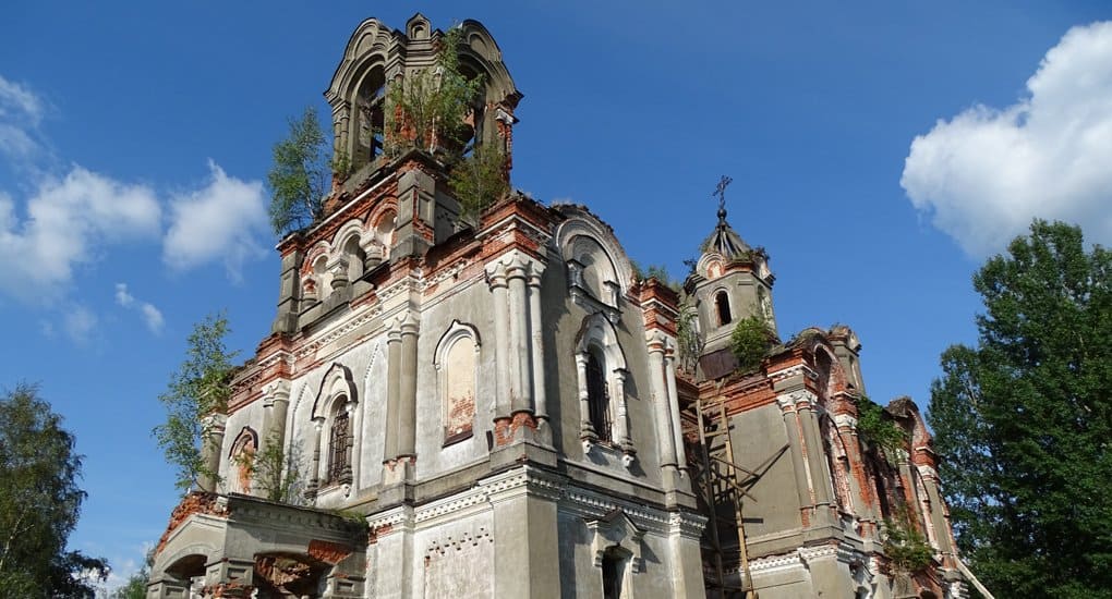 Старинному храму-богатырю в Тверской области срочно нужна крыша!