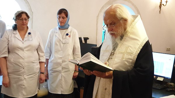 Новое отделение по работе с пациентами освятили в больнице святителя Алексия Московского
