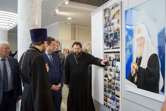 Фотовыставку о служении патриарха Кирилла представили в Смоленске