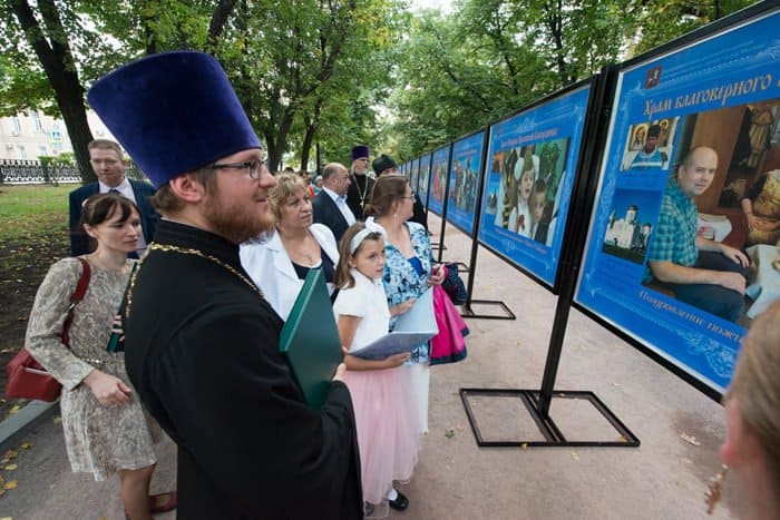 В центре Москвы в фотографиях рассказывают о социальном служении новых приходов