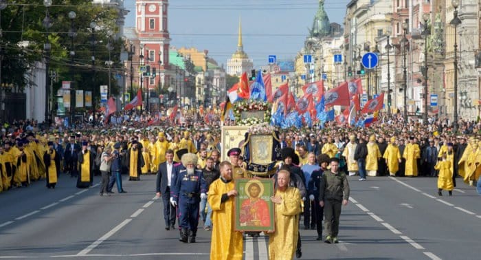 Около 100 тысяч человек прошли крестным ходом в Петербурге в память о князе Александре Невском