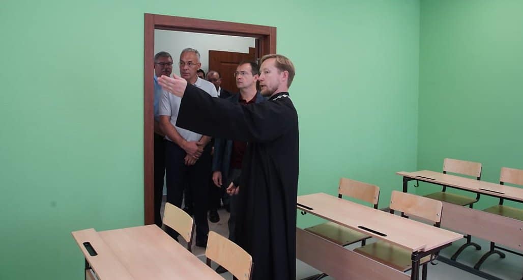 Владимир Мединский открыл новое здание воскресной школы при храме Троицка