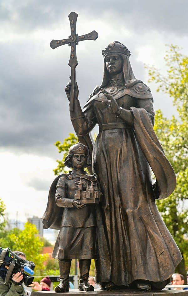 Патриарх Кирилл освятил в Москве памятник святой княгине Ольге