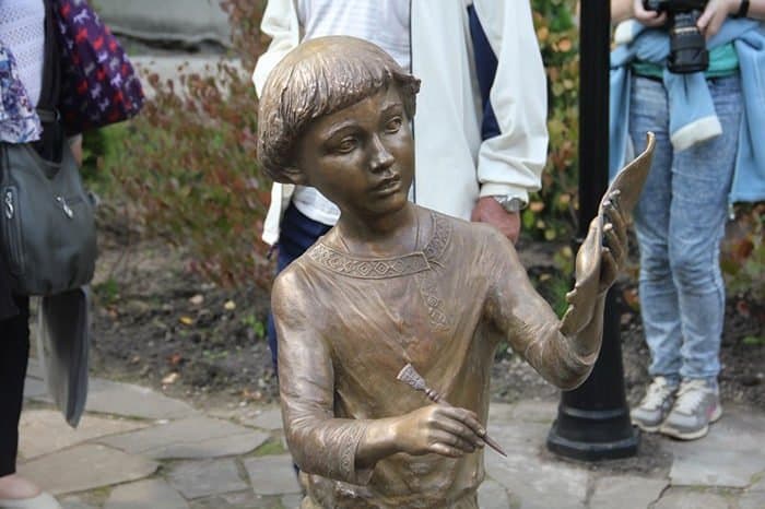 Бронзовый Онфим: на месте находки первой берестяной грамоты в Новгороде открыли памятник