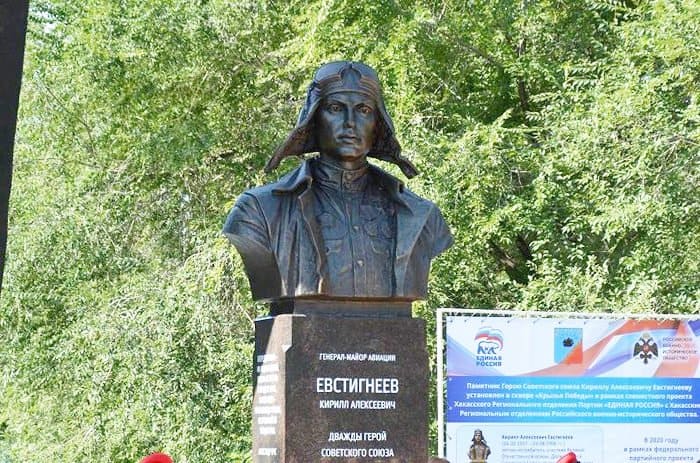 Более 300 вылетов, 56 сбитых самолетов: в Хакасии открыли памятник асу Великой Отечественной