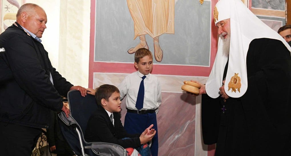 Патриарх Кирилл подарил просфору и икону мальчику с ДЦП, поющему в церковном хоре