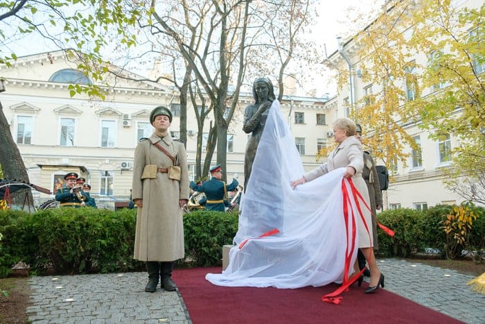 Первый памятник сестре милосердия открыли в Петербурге