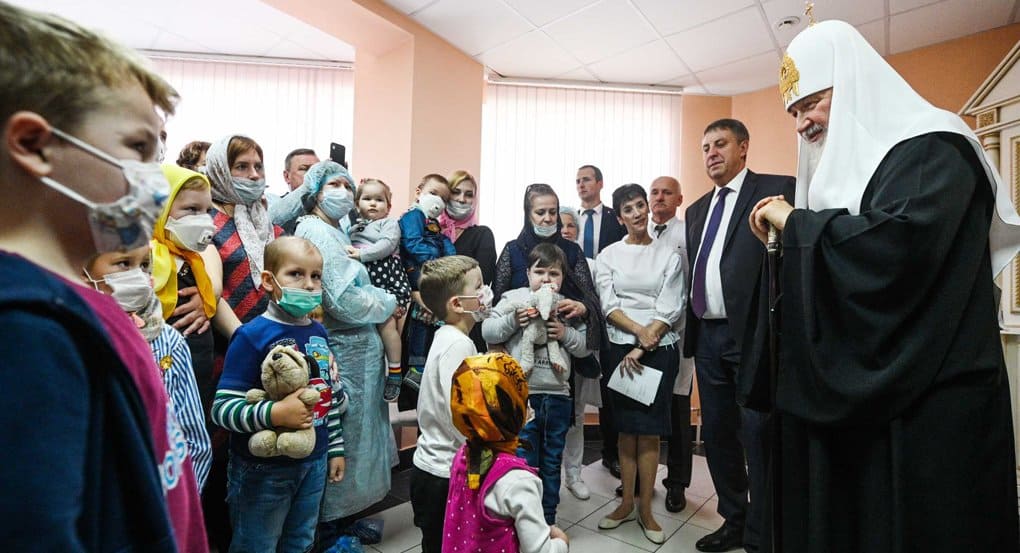 Патриарх Кирилл передал подарки детям из онкоцентра в Брянске и пожелал им верить в выздоровление