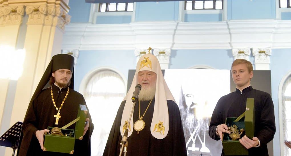 Патриарх Кирилл подарил музею СПбДА потир и трехсвечник, найденные в стене его родового дома