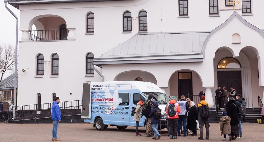 Для бездомных Петербурга запустили новый «Автобус милосердия»