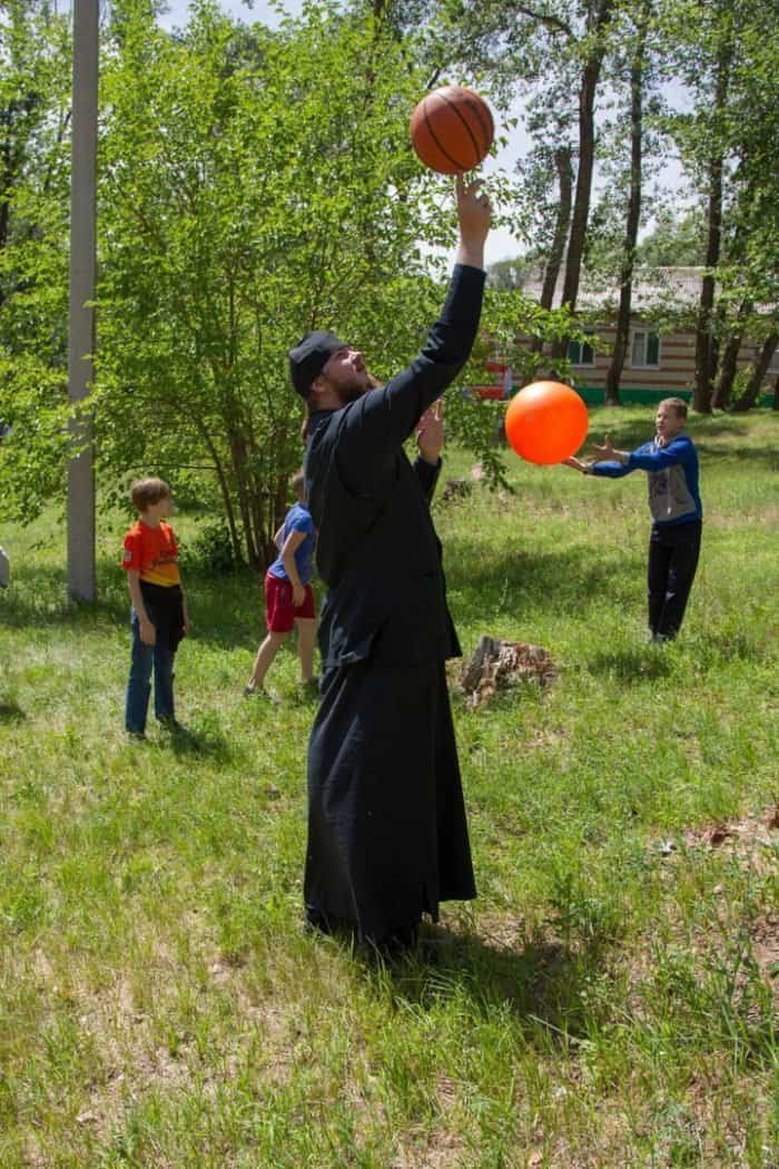 «Администратор команды называл меня сумасшедшим» — возможно, самый высокий священник России о пути из баскетбола в Церковь