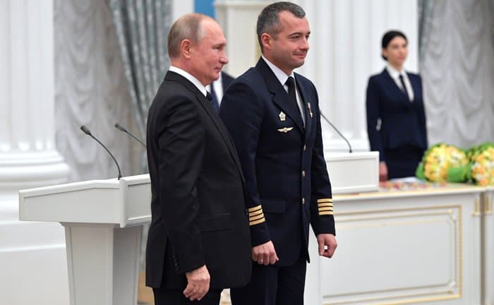Пилоты, посадившие самолет с людьми в кукурузном поле, получили звезды Героев России