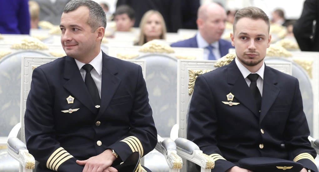 Пилоты, посадившие самолет с людьми в кукурузном поле, получили звезды Героев России