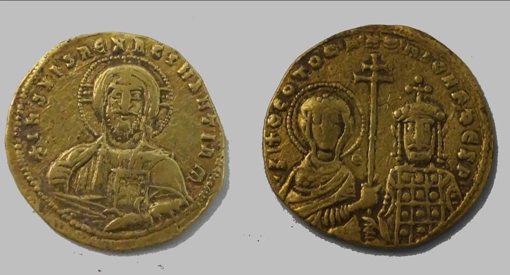 Редкие византийские монеты с изображениями Христа и Богородицы найдены на Тамани