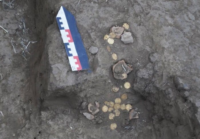 Редкие византийские монеты с изображениями Христа и Богородицы найдены на Тамани