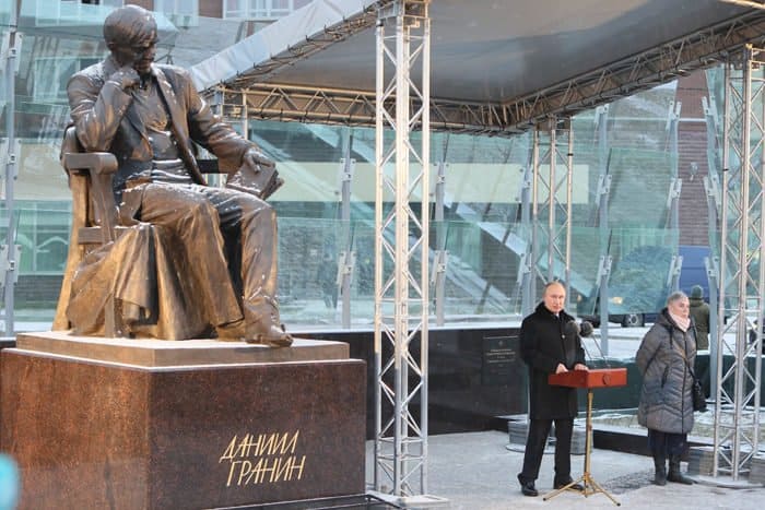 Памятник писателю-фронтовику Даниилу Гранину открыли в Петербурге