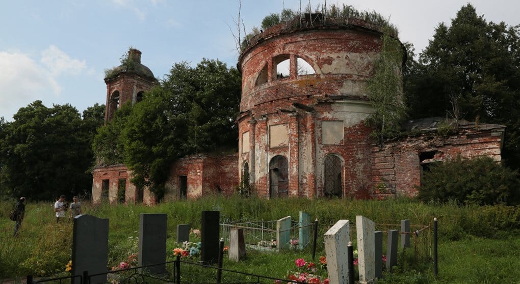 Зимний субботник для самых смелых: спасаем старинную церковь под Ярославлем
