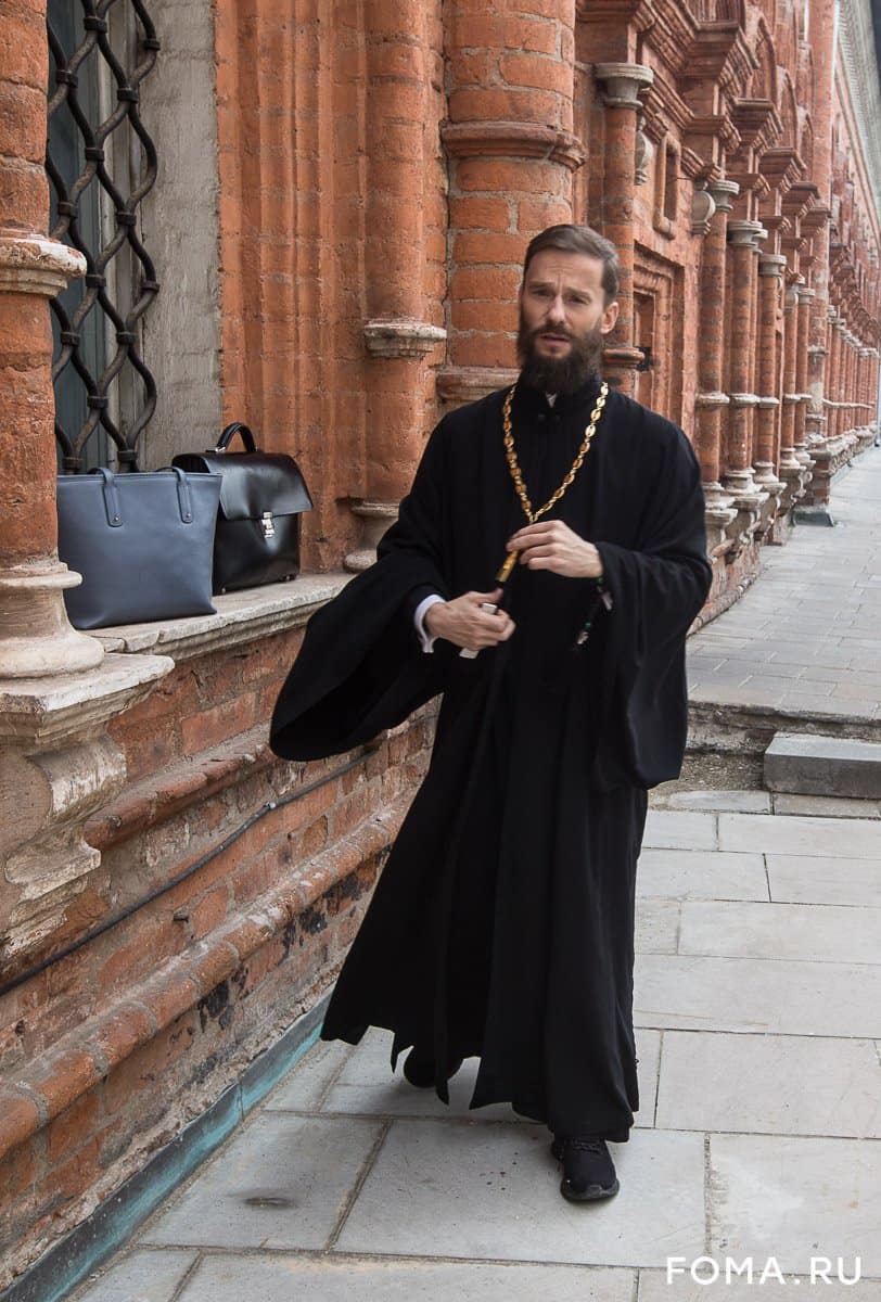 Можно стать священником. Православный священник. Популярные священники. Стильный священник. Священник с трубкой.
