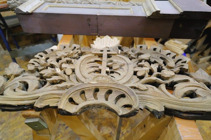 Уникальные деревянные иконостасы из собора Кеми восстанавливают в Петербурге