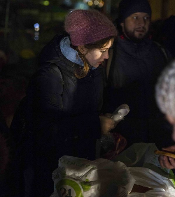 Православные казаки уже пять лет кормят бездомных у Ярославского вокзала