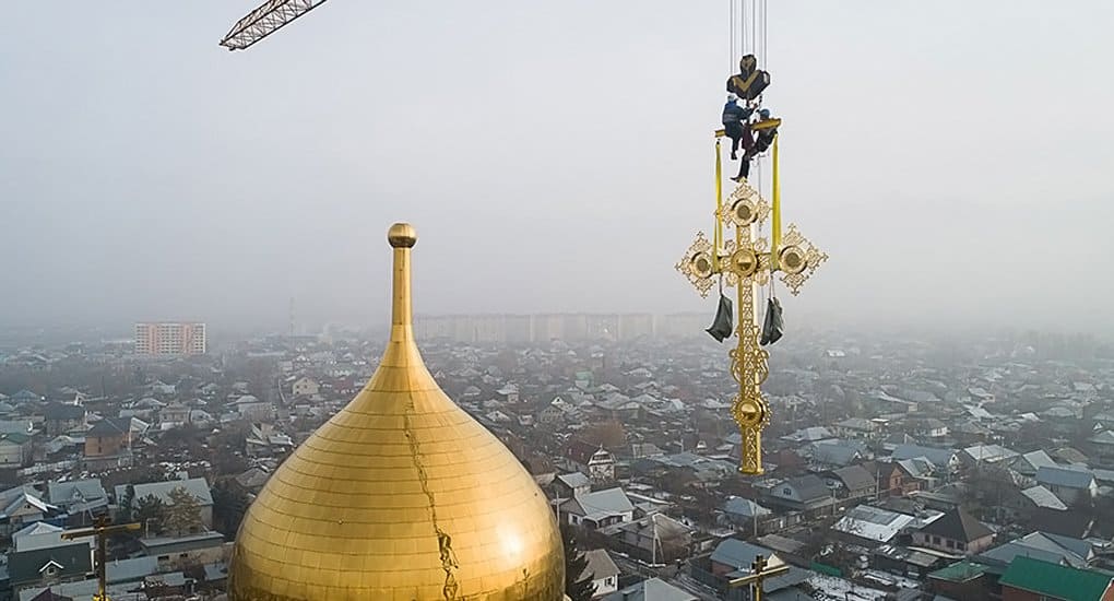 На строящийся в Алма-Ате храм установили 7-метровый крест со светодиодами