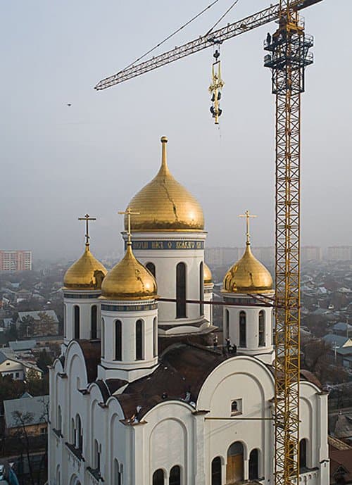 На строящийся в Алма-Ате храм установили 7-метровый крест со светодиодами
