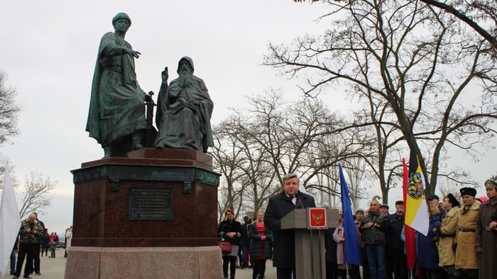 В Керчи открыли памятник князю и игумену, при которых измерили ширину Керченского пролива