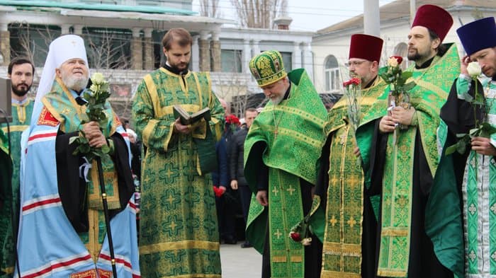 В Керчи открыли памятник князю и игумену, при которых измерили ширину Керченского пролива