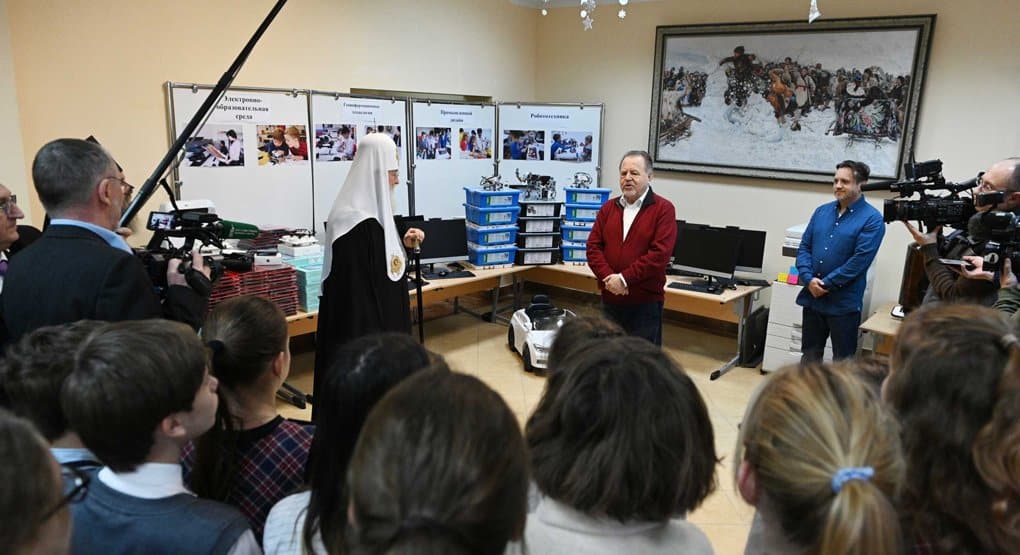 Православной гимназии Калининграда подарили 150 электронных учебников