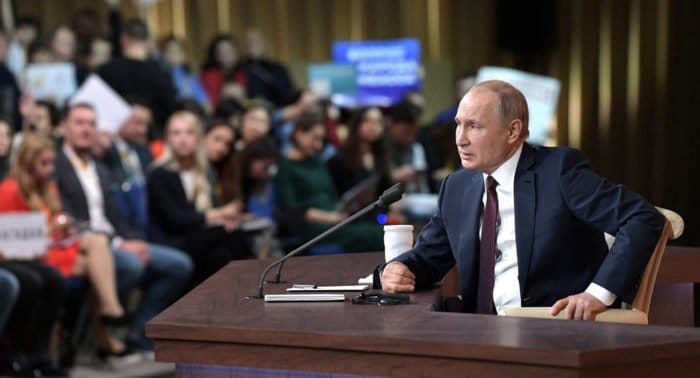 Владимир Путин призвал объяснять людям необходимость вакцинации от коронавируса