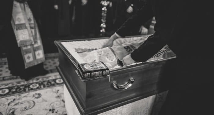 Можно ли класть в гроб крестик, который усопший не носил при жизни?