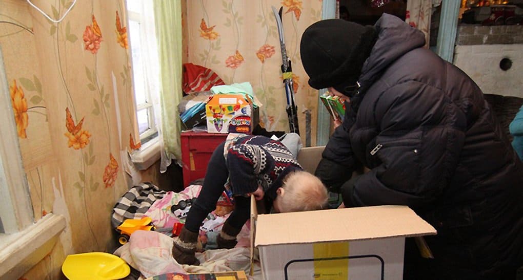 Монахини из Екатеринбурга снова доехали до дальних сел, чтобы порадовать детей подарками на Рождество