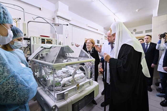 Патриарх Кирилл вручил рождественские подарки юным пациентам больницы святого Владимира