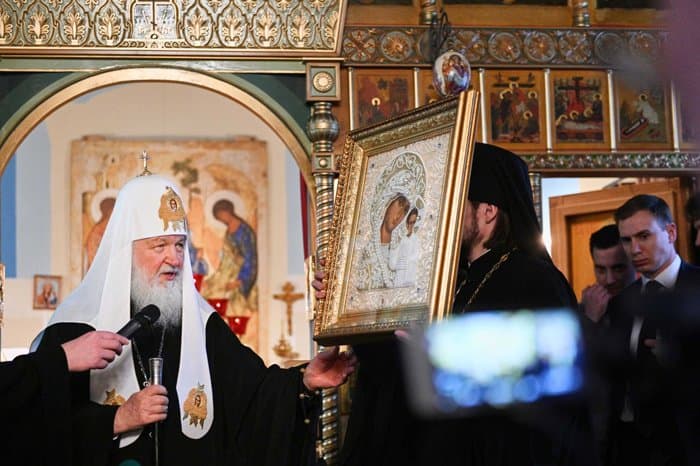 Патриарх Кирилл вручил рождественские подарки юным пациентам больницы святого Владимира