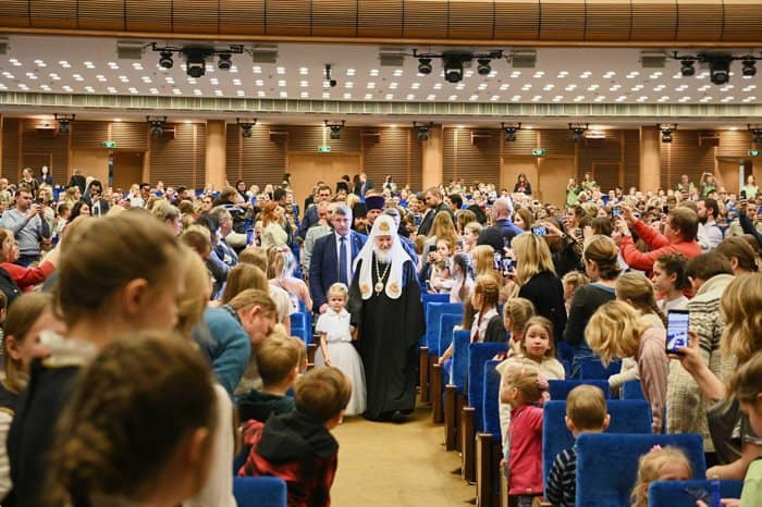 Патриарх Кирилл посмотрел рождественское представление с девочкой из социального центра