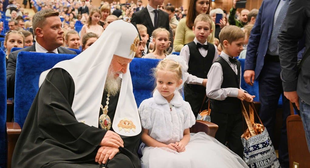 Патриарх Кирилл посмотрел рождественское представление с девочкой из социального центра