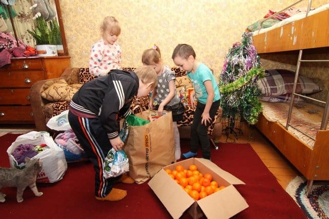Монахини из Екатеринбурга снова доехали до дальних сел, чтобы порадовать детей подарками на Рождество