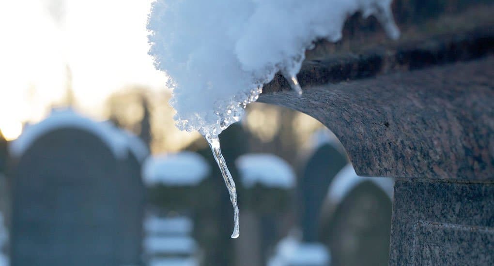Можно ли посещать кладбища зимой?