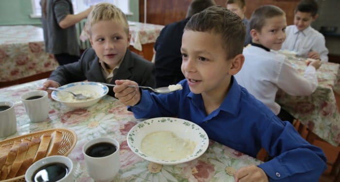 Госдума приняла закон о бесплатном горячем питании для учащихся начальных классов