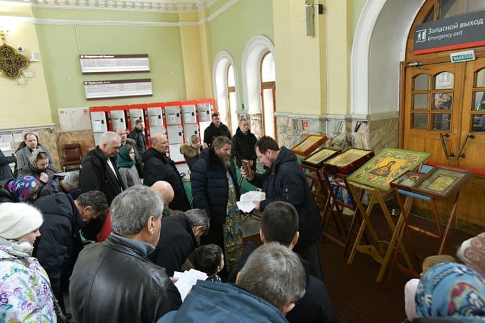 На вокзалах Москвы помолились перед мироточивой иконой Богородицы и другими святынями