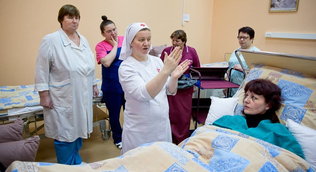 Профессиональных сестер по уходу выпустил Учебный центр больницы святителя Алексия