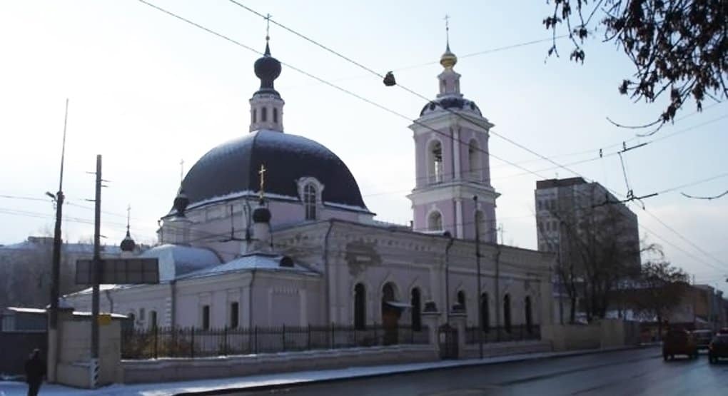 Два человека пострадали при нападении мужчины с ножом на храм святителя Николая в Покровском