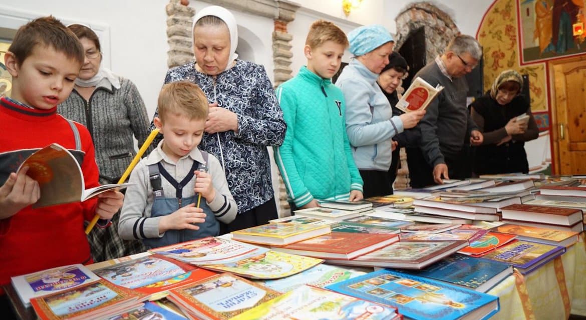 В Церкви призвали дарить книги нуждающимся детям