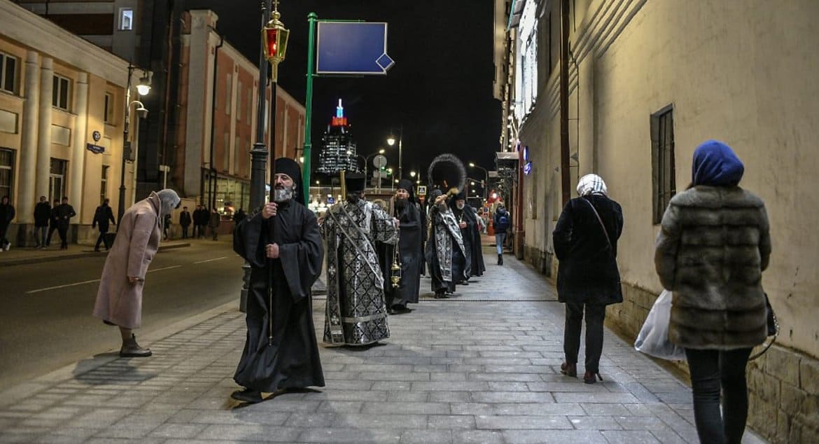 В Москве начались ежедневные крестные ходы с молитвами об избавлении от коронавируса