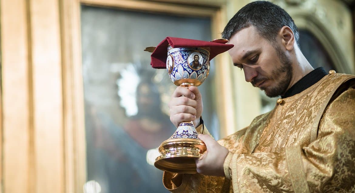 Духовенству Москвы разъяснили, как совершать таинства и богослужения во время коронавируса